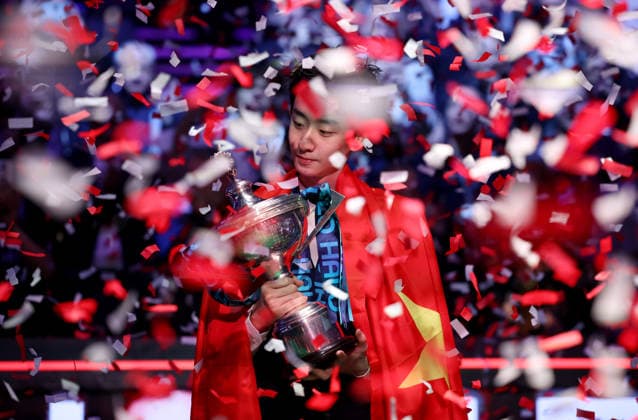 (260505) -- SHEFFIELD, May 5, 2026 -- Wu Yize of China poses with the trophy after winning the final match between Shaun Murphy of England and Wu Yize of China at the World Snooker Championship 2026 in Sheffield, Britain, May 4, 2026. ) (SP)BRITAIN-SHEFFIELD-SNOOKER World Championship, WM, Weltmeisterschaft FINAL LixYing 