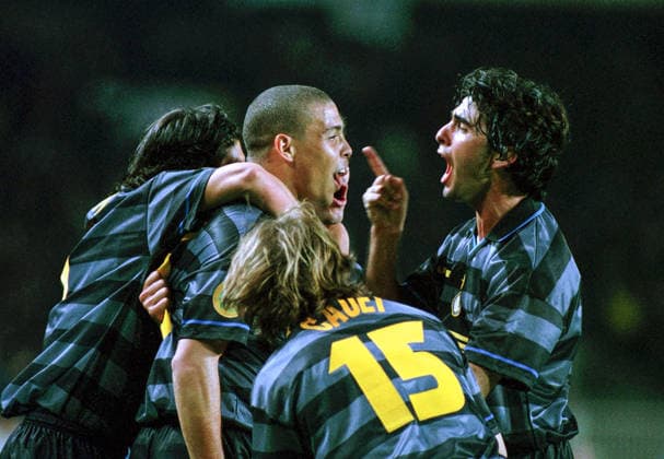 Parc des Princes Stadium, Paris, France, 6.5.1998, Europa League 1997 1998 Final Lazio Roma vs Inter Milan 0:3 Ronaldo (2nd from left, Inter) celebrates his goal with Francesco MORIERO (right, Inter) *** Parc des Princes Stadium, Paris, France, 6 5 1998, Europa League 1997 1998 Final Lazio Roma vs Inter Milan 0 3 Ronaldo 2nd from left, Inter celebrates his goal with Francesco MORIERO right, Inter
