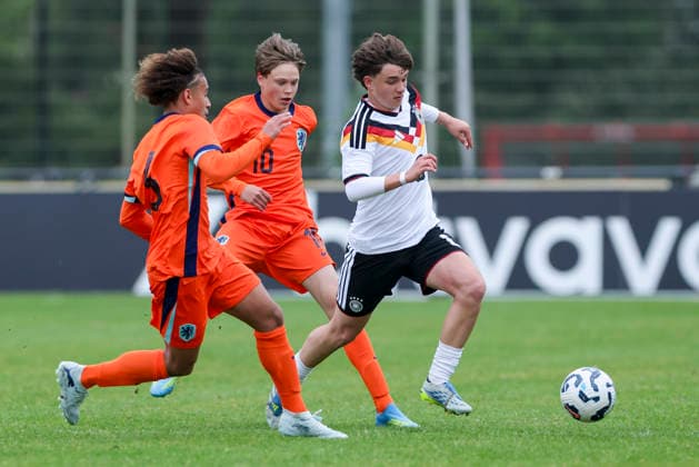 Julian van Toor (Netherlands), Milan Verhoeven (Netherlands) und Joel Liebke (Germany) kaempfen um den Ball, UEFA Under 15 friendly, Netherlands v Germany, Sportzentrum Vondersweijde am 05. May 2026 in Oldenzaal, Niederlande. (Foto von Marco Steinbrenner DeFodi Images) Julian van Toor (Netherlands), Milan Verhoeven (Netherlands) und Joel Liebke (Germany) battle for the ball, UEFA Under 15 friendly, Netherlands v Germany, Sportcentrum Vondersweijde, May 5, 2026 in Oldenzaal, Netherlands. (Photo by Marco Steinbrenner DeFodi Images) - *** Julian van Toor Netherlands , Milan Verhoeven Netherlands and Joel Liebke Germany battle for the ball, UEFA Under 15 friendly, Netherlands v Germany, Sportcentrum Vondersweijde on 05 May 2026 in Oldenzaal, Netherlands Photo by Marco Steinbrenner DeFodi Images Julian van Toor Netherlands , Milan Verhoeven Netherlands and Joel Liebke Germany battle for the ball, UEFA Under 15 friendly, Netherlands v Germany, Sportcentrum Vondersweijde, May 5, 2026 in Oldenzaal, Netherlands Photo by Marco Steinbrenner DeFodi Images