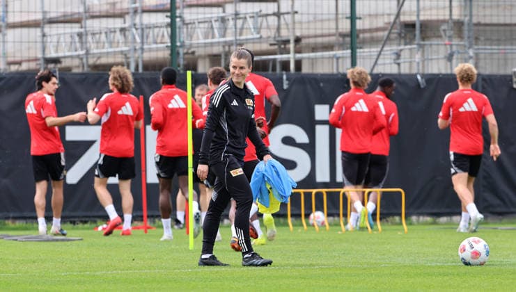 Trainerin Marie Louise Eta, dahinter die Mannschaft Fußball Fussball Training Bundesliga Herren DFL Saison 2025 2026 05.05.2026 1.FC Union Berlin FCU DFL regulations prohibit any use of photographs as image sequences and or quasi-video. *** Coach Marie Louise Eta, behind her the team Sport Football Soccer Training Bundesliga Men DFL Season 2025 2026 05 05 2026 1 FC Union Berlin FCU DFL regulations prohibit any use of photographs as image sequences and or quasi video