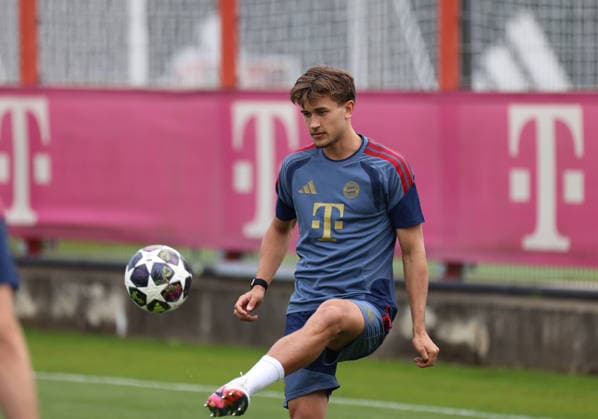 Football, Men, Champions League, Season 2025 2026, FC Bayern Munich, Final training Tom Bischof FC Bayern Munich plays a ball