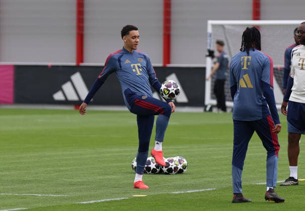 Football, Men, Champions League, Season 2025 2026, FC Bayern Munich, Final training Jamal Musiala FC Bayern Munich plays a ball