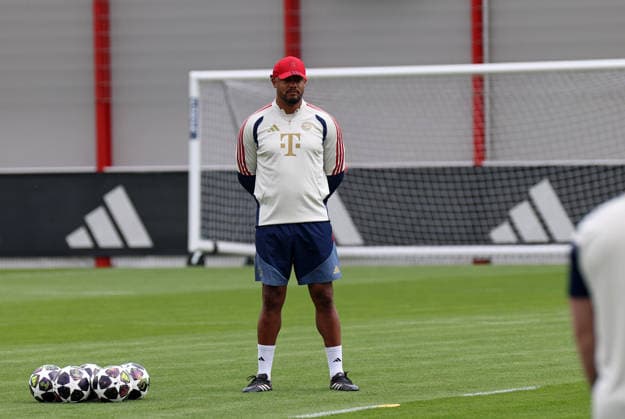 Football, Men, Champions League, Season 2025 2026, FC Bayern Munich, Final training Vincent Kompany, Coach FC Bayern Munich standing on the training pitch