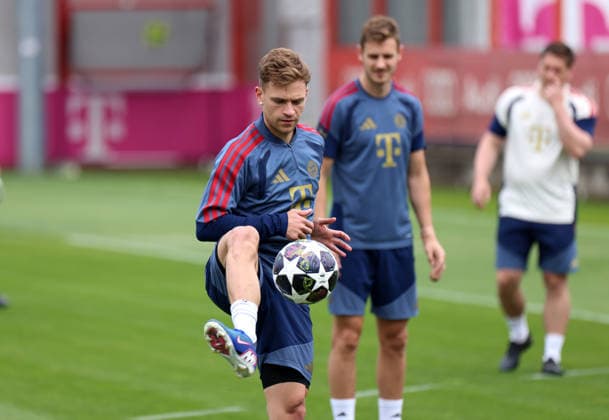 Football, Men, Champions League, Season 2025 2026, FC Bayern Munich, Final training Joshua Kimmich FC Bayern Munich plays a ball