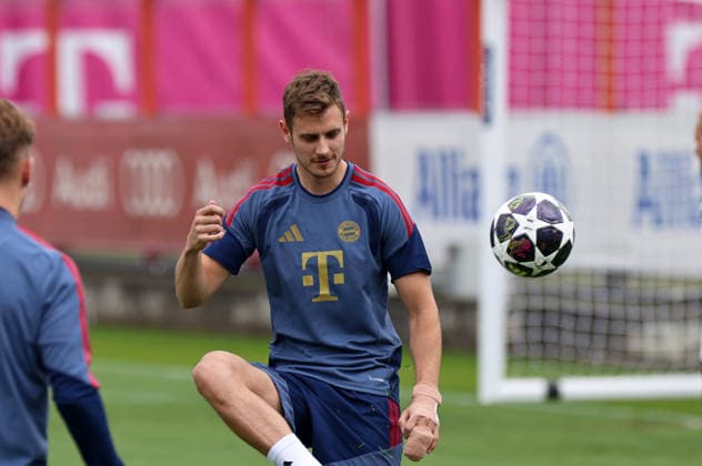 Football, Men, Champions League, Season 2025 2026, FC Bayern Munich, Final training Josip Stanisic FC Bayern Munich plays a ball