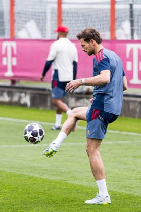 MUNICH, GERMANY - MAY 5: Leon Goretzka (FC Bayern Muenchen, 8) controls the ball during the training session before the match between FC Bayern Muenchen vs Paris Saint-Germain at Trainingsgelaende an der Saebenerstr. on matchday -1 of the UEFA Champions League Semi Final on May 5, 2026 in Munich, Germany. Bavaria Germany Copyright: xSteffiexWunderlx