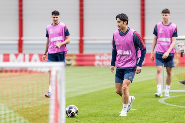 MUNICH, GERMANY - MAY 5: Hiroki Ito (FC Bayern Muenchen, 21) controls the ball during the training session before the match between FC Bayern Muenchen vs Paris Saint-Germain at Trainingsgelaende an der Saebenerstr. on matchday -1 of the UEFA Champions League Semi Final on May 5, 2026 in Munich, Germany. Bavaria Germany Copyright: xSteffiexWunderlx