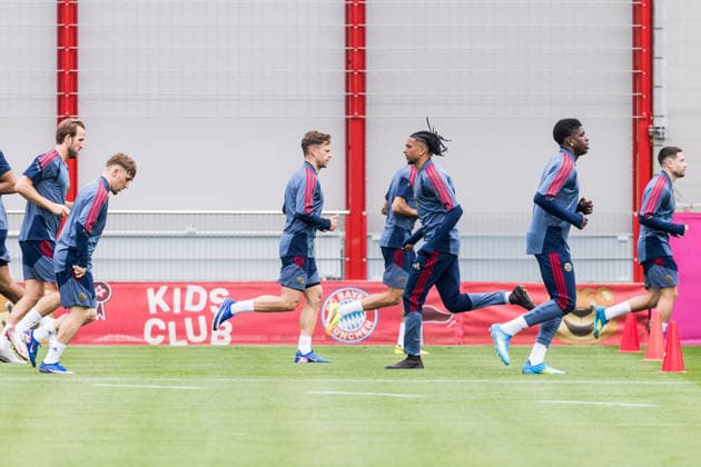 MUNICH, GERMANY - MAY 5: Players of FC Bayern Muenchen warming up - Lennart Karl (FC Bayern Muenchen, 42), Joshua Kimmich (FC Bayern Muenchen, 6), Michael Olise (FC Bayern Muenchen, 17) - during the training session before the match between FC Bayern Muenchen vs Paris Saint-Germain at Trainingsgelaende an der Saebenerstr. on matchday -1 of the UEFA Champions League Semi Final on May 5, 2026 in Munich, Germany. Bavaria Germany Copyright: xSteffiexWunderlx