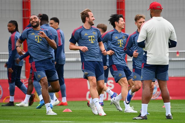 from left Jonathan TAH Bayern Muenchen , Harry KANE Bayern Muenchen , Hiroki ITO Bayern Muenchen , Joshua KIMMICH Bayern Muenchen , Coach Vincent KOMPANY Bayern Muenchen final training on 05 05 2026 before the football Champions League semi-final FC Bayern Muenchen Paris Saint Germain PSG