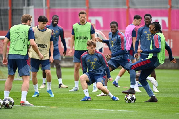 from right Michael OLISE Bayern Muenchen , action,duel against Lennart KARL Bayern Muenchen ,left Deniz OFLI Bayern Muenchen , Harry KANE Bayern Muenchen hi Leon GORETZKA Bayern Muenchen ,Nicolas JACKSON Bayern Muenchen ,Alphonso DAVIES Bayern Muenchen final training on 05 05 2026 before the football Champions League semi-final FC Bayern Muenchen Paris Saint Germain PSG