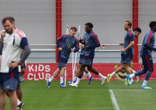 Football, Men, Champions League, Season 2025 2026, FC Bayern Munich, Final training Lennart Karl FC Bayern Munich running, warm-up