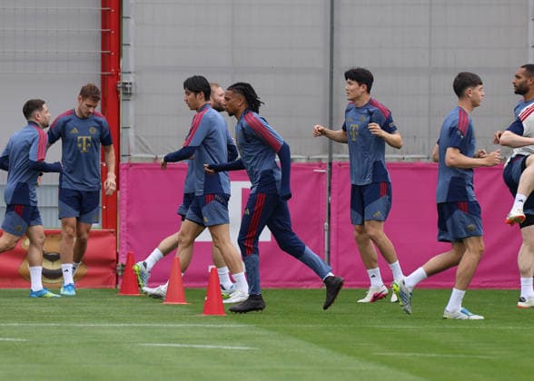 Football, Men, Champions League, Season 2025 2026, FC Bayern Munich, Final training Michael Olise FC Bayern Munich running, warm-up