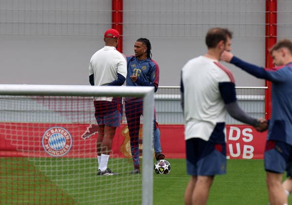 Football, Men, Champions League, Season 2025 2026, FC Bayern Munich, Final training session Vincent Kompany, coach FC Bayern Munich left with Michael Olise FC Bayern Munich right talking on the pitch