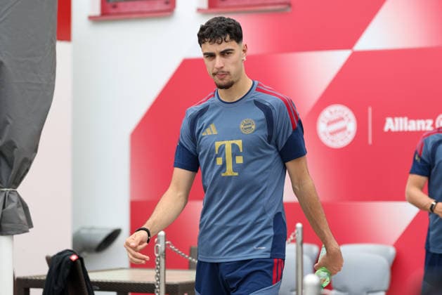 Aleksandar Pavlovic FC Bayern Muenchen, 45 on the way to training, GER, final training, FC Bayern Muenchen, football, UEFA Champions League, semi-final, second leg, 2025 2026 season, 05 05 2026, GER, final training, FC Bayern Muenchen, football, UEFA Champions League, semi-final, second leg, 2025 2026 season, 05 05 2026 Muenchen Copyright: xEibner-Pressefoto JennixMaulx EP_JML