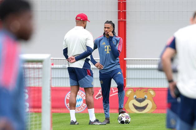 Michael Olise FC Bayern Muenchen, 17 in conversation with Vincent Kompany FC Bayern Muenchen, head coach at training, GER, final training, FC Bayern Muenchen, football, UEFA Champions League, semi-final, second leg, 2025 2026 season, 05 05 2026, GER, final training, FC Bayern Muenchen, football, UEFA Champions League, semi-final, second leg, 2025 2026 season, 05 05 2026 Muenchen Copyright: xEibner-Pressefoto JennixMaulx EP_JML