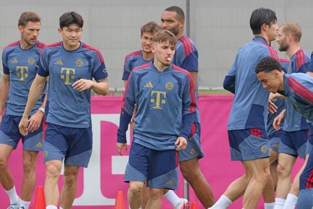 42 Lennart Karl with chewing gum , teammates 8 Leon Goretzka, 3 Minjae Kim, 20 Tom Bischof, 4 Jonathan Tah, 10 Jamal Musiala, warming up, Portrait, Portrait, Football FC Bayern Munich final training before UEFA Champions League, against Paris Saint Germain 05 05 2026 Training ground, Säbenerstr PHOTO Mladen Lackovic LakoPress