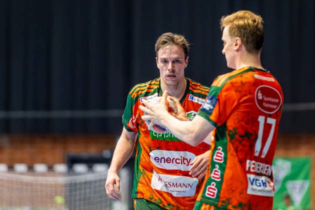 Leif Tissier TSV Hannover Burgdorf, Nr 7 L R , TSV Hannover Burgdorf orange against SG Flensburg Handewitt blue second leg of the quarter finals the EHF European League 2025 2026 05 05 2026, Swiss Life Hall Hannover, GER , Copyright: xJanxGuentherx xTSVxHannover-Burgdorfx