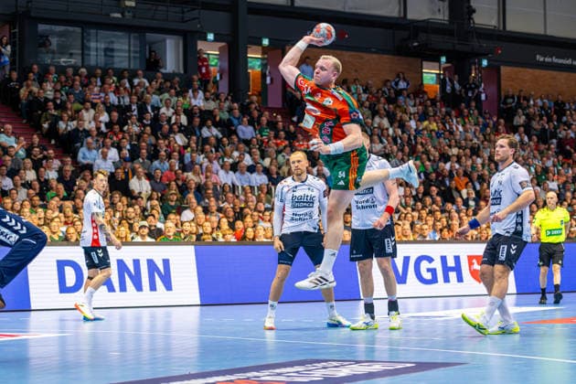 Justus Fischer TSV Hannover Burgdorf, Nr 54 L R , TSV Hannover Burgdorf orange against SG Flensburg Handewitt blue second leg of the quarter finals the EHF European League 2025 2026 05 05 2026, Swiss Life Hall Hannover, GER , Copyright: xJanxGuentherx xTSVxHannover-Burgdorfx