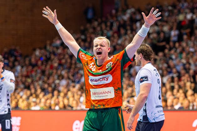 Justus Fischer TSV Hannover Burgdorf, Nr 54 L R , TSV Hannover Burgdorf orange against SG Flensburg Handewitt blue second leg of the quarter finals the EHF European League 2025 2026 05 05 2026, Swiss Life Hall Hannover, GER , Copyright: xJanxGuentherx xTSVxHannover-Burgdorfx