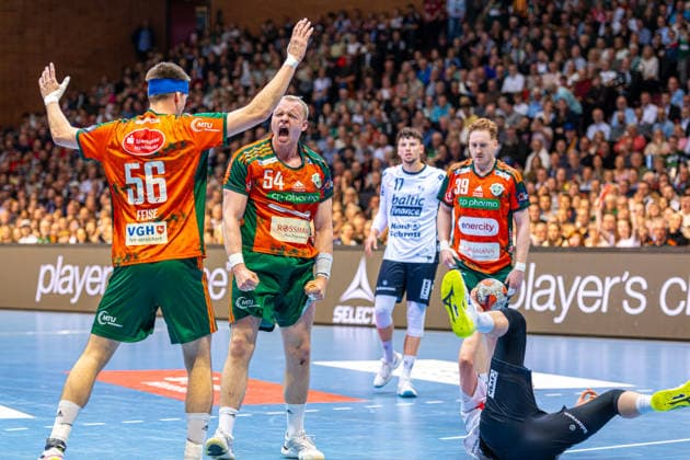 Justus Fischer TSV Hannover Burgdorf, Nr 54 L R , TSV Hannover Burgdorf orange against SG Flensburg Handewitt blue second leg of the quarter finals the EHF European League 2025 2026 05 05 2026, Swiss Life Hall Hannover, GER , Copyright: xJanxGuentherx xTSVxHannover-Burgdorfx