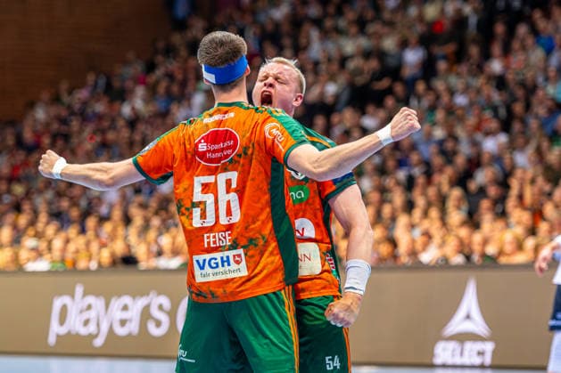 Hannes Feise TSV Hannover Burgdorf, Nr 56 Justus Fischer TSV Hannover Burgdorf, Nr 54 L R , TSV Hannover Burgdorf orange against SG Flensburg Handewitt blue second leg of the quarter finals the EHF European League 2025 2026 05 05 2026, Swiss Life Hall Hannover, GER , Copyright: xJanxGuentherx xTSVxHannover-Burgdorfx