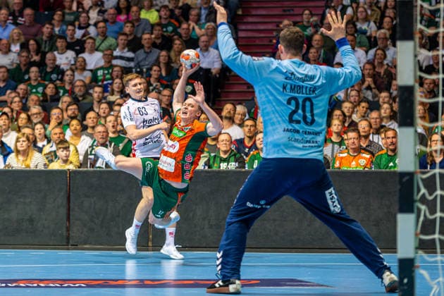 Domen Novak SG Flensburg Handewitt, Nr 63 August Pedersen TSV Hannover Burgdorf, Nr 17 L R , TSV Hannover Burgdorf orange against SG Flensburg Handewitt blue second leg of the quarter finals the EHF European League 2025 2026 05 05 2026, Swiss Life Hall Hannover, GER , Copyright: xJanxGuentherx xTSVxHannover-Burgdorfx