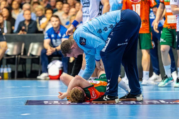 August Pedersen TSV Hannover Burgdorf, Nr 17 Kevin Moller SG Flensburg Handewitt, Nr 20 L R , TSV Hannover Burgdorf orange against SG Flensburg Handewitt blue second leg of the quarter finals the EHF European League 2025 2026 05 05 2026, Swiss Life Hall Hannover, GER , Copyright: xJanxGuentherx xTSVxHannover-Burgdorfx