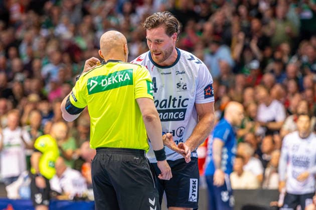 Nenad Nikolovski Referee, MKD Johannes Golla SG Flensburg Handewitt, Nr 4 L R , TSV Hannover Burgdorf orange against SG Flensburg Handewitt blue second leg of the quarter finals the EHF European League 2025 2026 05 05 2026, Swiss Life Hall Hannover, GER , Copyright: xJanxGuentherx xTSVxHannover-Burgdorfx