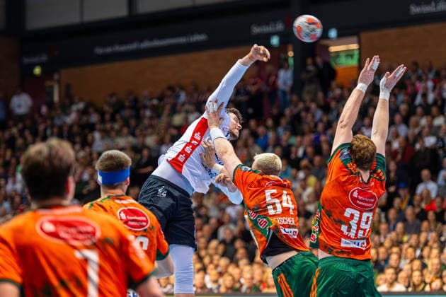 Marko Grgic (SG Flensburg-Handewitt, Nr. 17) Justus Fischer (TSV Hannover-Burgdorf, Nr. 54) (L-R), TSV Hannover-Burgdorf (orange) against SG Flensburg-Handewitt (blue) (second-leg of the quarter-finals the EHF European League 2025 2026) (05.05.2026, Swiss Life Hall (Hannover, GER), *** Marko Grgic SG Flensburg Handewitt, Nr 17 Justus Fischer TSV Hannover Burgdorf, Nr 54 L R , TSV Hannover Burgdorf orange against SG Flensburg Handewitt blue second leg of the quarter finals the EHF European League 2025 2026 05 05 2026, Swiss Life Hall Hannover, GER , Copyright: xJanxGuentherx xTSVxHannover-Burgdorfx