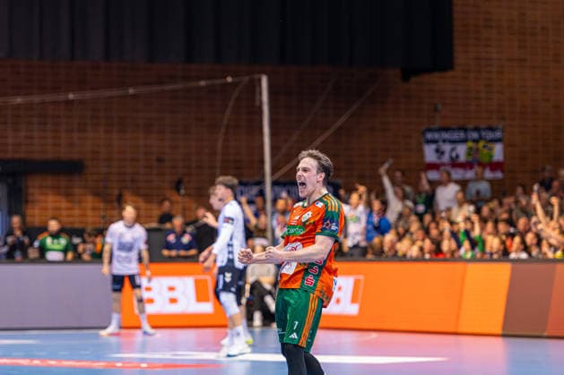 Leif Tissier TSV Hannover Burgdorf, Nr 7 L R , TSV Hannover Burgdorf orange against SG Flensburg Handewitt blue second leg of the quarter finals the EHF European League 2025 2026 05 05 2026, Swiss Life Hall Hannover, GER , Copyright: xJanxGuentherx xTSVxHannover-Burgdorfx