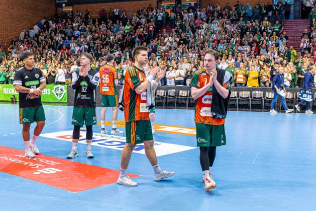 Renars Uscins TSV Hannover Burgdorf, Nr 10 Leif Tissier TSV Hannover Burgdorf, Nr 7 L R , TSV Hannover Burgdorf orange against SG Flensburg Handewitt blue second leg of the quarter finals the EHF European League 2025 2026 05 05 2026, Swiss Life Hall Hannover, GER , Copyright: xJanxGuentherx xTSVxHannover-Burgdorfx