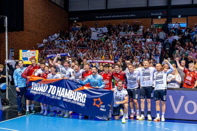 Flensburg celebrates L R , TSV Hannover Burgdorf orange against SG Flensburg Handewitt blue second leg of the quarter finals the EHF European League 2025 2026 05 05 2026, Swiss Life Hall Hannover, GER , Copyright: xJanxGuentherx xTSVxHannover-Burgdorfx
