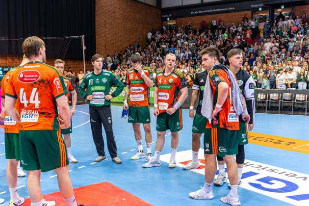 Simon Gade TSV Hannover Burgdorf, Nr 16 Hannes Feise TSV Hannover Burgdorf, Nr 56 Justus Fischer TSV Hannover Burgdorf, Nr 54 Renars Uscins TSV Hannover Burgdorf, Nr 10 L R , TSV Hannover Burgdorf orange against SG Flensburg Handewitt blue second leg of the quarter finals the EHF European League 2025 2026 05 05 2026, Swiss Life Hall Hannover, GER , Copyright: xJanxGuentherx xTSVxHannover-Burgdorfx
