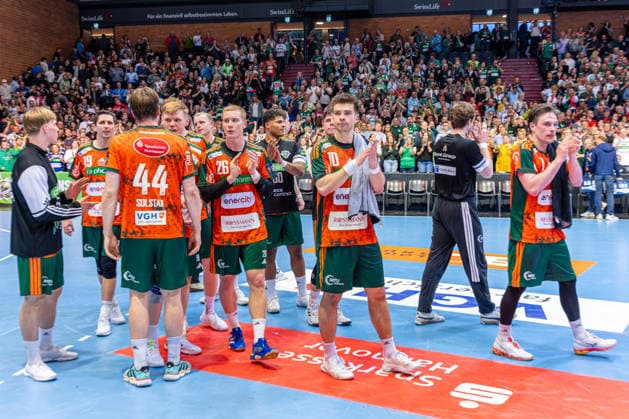 Jonathan Edvardsson TSV Hannover Burgdorf, Nr 26 Renars Uscins TSV Hannover Burgdorf, Nr 10 L R , TSV Hannover Burgdorf orange against SG Flensburg Handewitt blue second leg of the quarter finals the EHF European League 2025 2026 05 05 2026, Swiss Life Hall Hannover, GER , Copyright: xJanxGuentherx xTSVxHannover-Burgdorfx