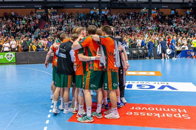 L R , TSV Hannover Burgdorf orange against SG Flensburg Handewitt blue second leg of the quarter finals the EHF European League 2025 2026 05 05 2026, Swiss Life Hall Hannover, GER , Copyright: xJanxGuentherx xTSVxHannover-Burgdorfx