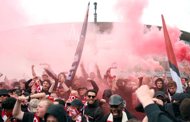 Arsenal FC gegen Atletico Madrid 05. Mai 2026 London UEFA Champions League Halbfinale 2. Spiel Arsenal FC gegen Atletico de Madrid Arsenal-Fans begrüßen die Ankunft der Mannschaftsbusse im Emirates-Stadion Foto von Jacques Feeney London UK  Copyright: xJacquesxFeeneyxOffside