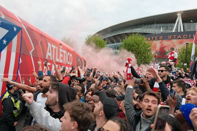 Arsenal FC gegen Atletico Madrid 05. Mai 2026 London UEFA Champions League Halbfinale 2. Spiel Arsenal FC gegen Atletico de Madrid Arsenal-Fans begrüßen die Ankunft der Mannschaftsbusse im Emirates-Stadion Foto von Jacques Feeney London UK  Copyright: xJacquesxFeeneyxOffside