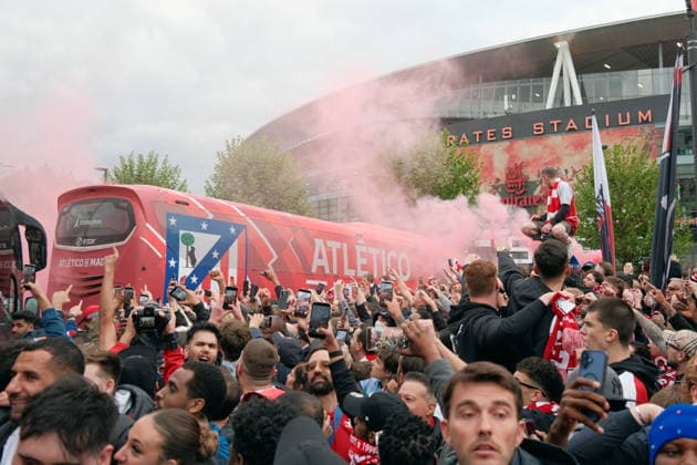 Arsenal FC gegen Atletico Madrid 05. Mai 2026 London UEFA Champions League Halbfinale 2. Spiel Arsenal FC gegen Atletico de Madrid Arsenal-Fans begrüßen die Ankunft der Mannschaftsbusse im Emirates-Stadion Foto von Jacques Feeney London UK  Copyright: xJacquesxFeeneyxOffside