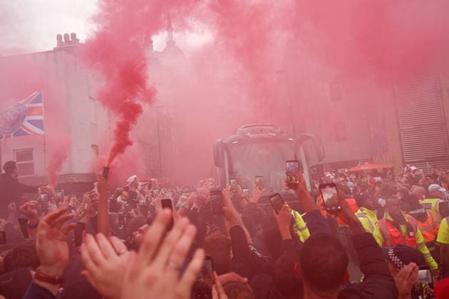 Arsenal FC gegen Atletico Madrid 05. Mai 2026 London UEFA Champions League Halbfinale 2. Spiel Arsenal FC gegen Atletico de Madrid Arsenal-Fans begrüßen die Ankunft der Mannschaftsbusse im Emirates-Stadion Foto von Jacques Feeney London UK  Copyright: xJacquesxFeeneyxOffside