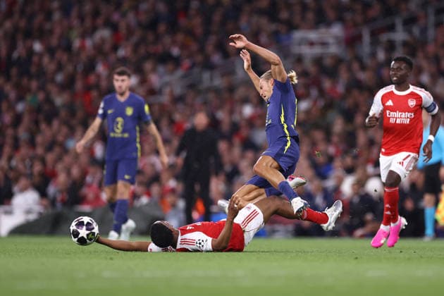 Arsenal gegen Atletico Madrid 05. Mai 2026, London UEFA Champions League Halbfinale Rückspiel Arsenal gegen Atletico Madrid Myles Lewis Skelly von Arsenal greift Marcos Llorente von Atletico Madrid an Foto Jacques Feeney Abseits London UK  Copyright: xJacquesxFeeneyx xOffsidexOffside
