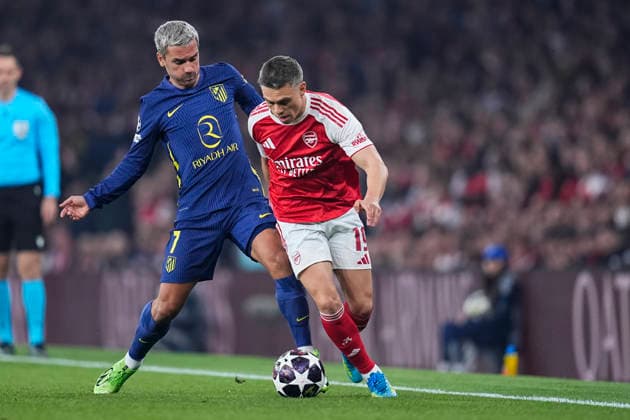 May 5, 2026, London, London, England: Leandro Trossard of Arsenal FC and Antoine Griezmann of Atletico de Madrid compete for the ball during the UEFA Champions League 2025 26 Semi Final Second Leg match between Arsenal FC and Atletico de Madrid at Emirates Stadium on May 05, 2026, in London, England. Arsenal FC V Atletico De Madrid - UEFA Champions League 2025 26 Semi Final Second Leg  - ZUMAa181 20260505_zaa_a181_047 Copyright: xDennisxAgyemanx