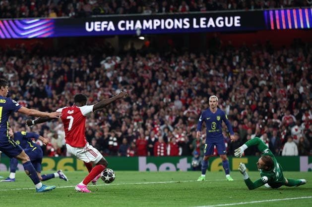 London, England, 5th May 2026. Bukayo Saka of Arsenal scores to make it 1-0 during the Arsenal vs Atletico Madrid UEFA Champions League match at the Emirates Stadium, London. Picture credit should read: David Klein Sportimage EDITORIAL USE ONLY. No use with unauthorised audio, video, data, fixture lists, club league logos or live services. Online in-match use limited to 120 images, no video emulation. No use in betting, games or single club league player publications. SPI_072_DK_Arsenal_Athletico_Madrid SPI-4781-0072
