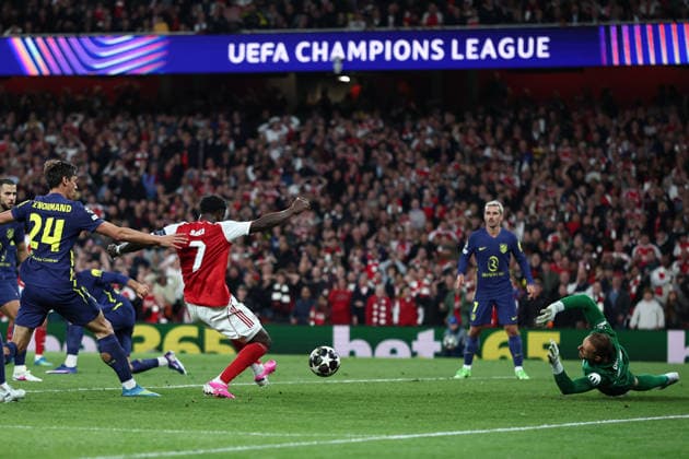 London, England, 5th May 2026. Bukayo Saka of Arsenal scores to make it 1-0 during the Arsenal vs Atletico Madrid UEFA Champions League match at the Emirates Stadium, London. Picture credit should read: David Klein Sportimage EDITORIAL USE ONLY. No use with unauthorised audio, video, data, fixture lists, club league logos or live services. Online in-match use limited to 120 images, no video emulation. No use in betting, games or single club league player publications. SPI_098_DK_Arsenal_Athletico_Madrid SPI-4781-0098