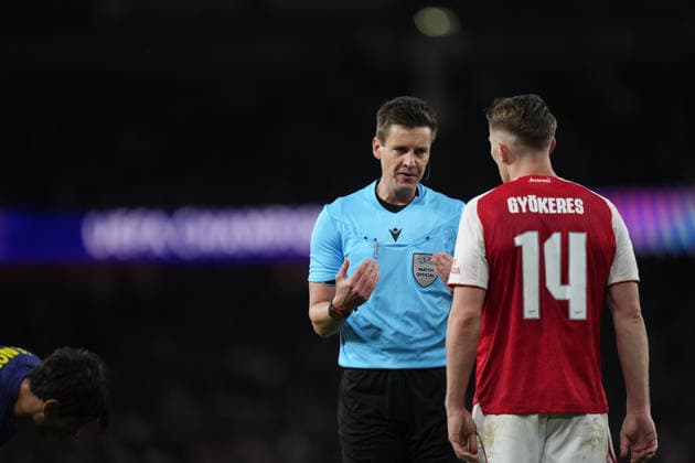 Arsenal FC v Atletico Madrid - UEFA Champions League LONDON, UNITED KINGDOM - MAY 5: The referee and Viktor Gyokeres centre-forward of Arsenal and Sweden talk during the UEFA Champions League 2025 26 Semi Final Second Leg match between Arsenal FC and Atletico de Madrid at Arsenal Stadium on May 5, 2026 in London, United Kingdom. Jose Hernandez Anadolu London United Kingdom. Editorial use only. Please get in touch for any other usage.  Copyright: x2026xAnadoluxJosexHernandezx
