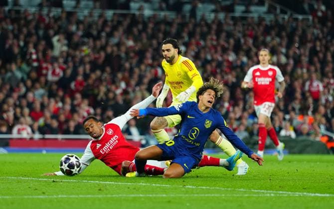 With Arsenal Goalkeeper David Raya beaten Gabriel Magalhaes denies Giuliano Simeone of Atletico Madrid with a last gasp challenge Arsenal v Atletico Madrid, UEFA Champions League, Semi Final, Second Leg, Football, Emirates Stadium, London, UK - 05 May 2026London Emirates Stadium United Kingdom EDITORIAL USE ONLY No use with unauthorised audio, video, data, fixture lists, club league logos or live services. Online in-match use limited to 120 images, no video emulation. No use in betting, games or single club league player publications.  Copyright: xJavierxGarcia Shutterstockx 16859995ai