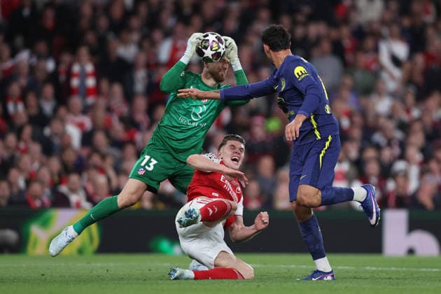 London, England, 5th May 2026. Jan Oblak of Atletico Madrid claims the ball ahead of Viktor Gyokeres of Arsenal during the Arsenal vs Atletico Madrid UEFA Champions League match at the Emirates Stadium, London. Picture credit should read: David Klein Sportimage EDITORIAL USE ONLY. No use with unauthorised audio, video, data, fixture lists, club league logos or live services. Online in-match use limited to 120 images, no video emulation. No use in betting, games or single club league player publications. SPI_112_DK_Arsenal_Athletico_Madrid SPI-4781-0112