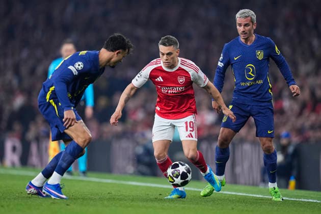 May 5, 2026, London, London, England: Leandro Trossard of Arsenal FC and Antoine Griezmann of Atletico de Madrid in action during the UEFA Champions League 2025 26 Semi Final Second Leg match between Arsenal FC and Atletico de Madrid at Emirates Stadium on May 05, 2026, in London, England. London England - ZUMAa181 20260505_zaa_a181_060 Copyright: xDennisxAgyemanx