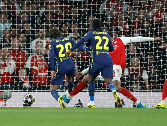 Gabriel of Arsenal tackled Giuliano Simeone of Atletico Madrid when he was clear on goal Arsenal v Atletico Madrid, Football, UEFA Champions League, Semi-Final 2nd Leg, Emirates Stadium, Islington, London, UK - 05 05 2026  Copyright: xMattxImpey Shutterstockx 16860940af