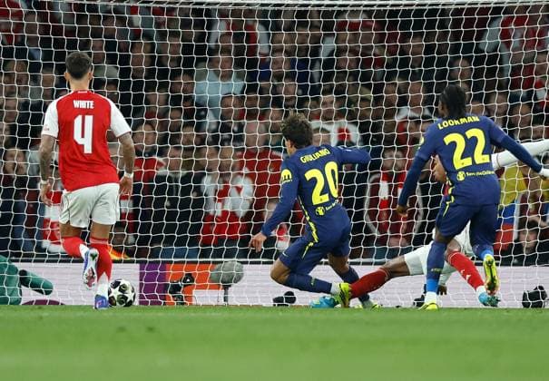 Gabriel of Arsenal tackled Giuliano Simeone of Atletico Madrid when he was clear on goal Arsenal v Atletico Madrid, Football, UEFA Champions League, Semi-Final 2nd Leg, Emirates Stadium, Islington, London, UK - 05 05 2026  Copyright: xMattxImpey Shutterstockx 16860940ag