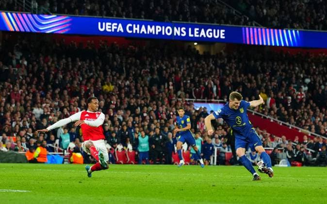 Alexander Sorloth of Atletico Madrid misses the ball and a chance goes begging late on Arsenal v Atletico Madrid, UEFA Champions League, Semi Final, Second Leg, Football, Emirates Stadium, London, UK - 05 May 2026London Emirates Stadium United Kingdom EDITORIAL USE ONLY No use with unauthorised audio, video, data, fixture lists, club league logos or live services. Online in-match use limited to 120 images, no video emulation. No use in betting, games or single club league player publications.  Copyright: xJavierxGarcia Shutterstockx 16859995bd